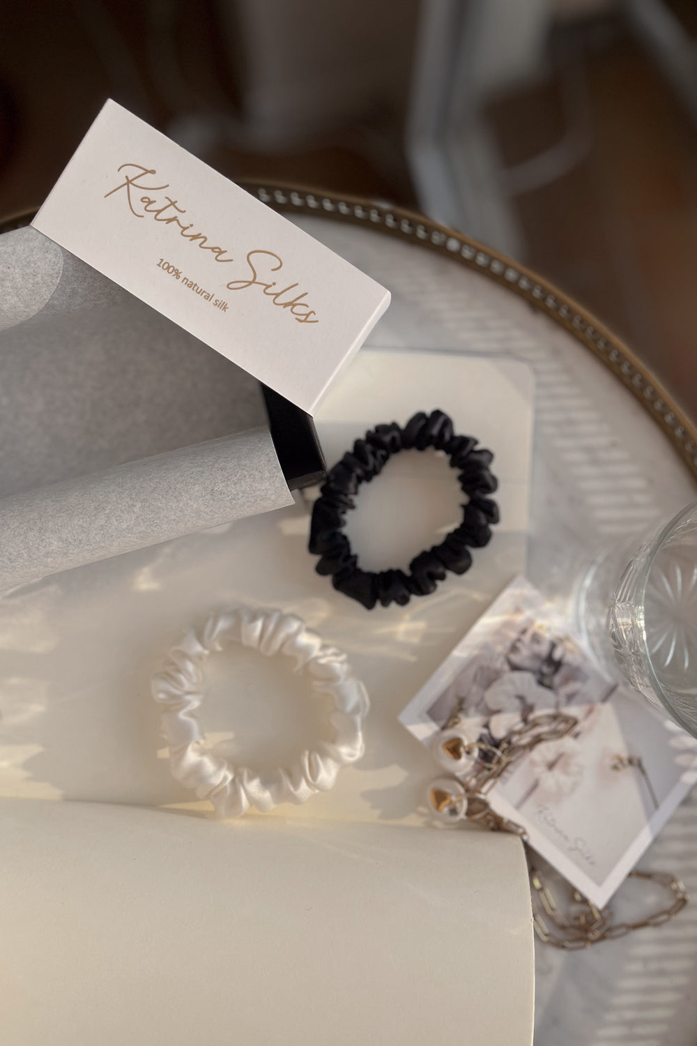 Set of 2 natural silk scrunchies - Black Night & White Pearl I S size