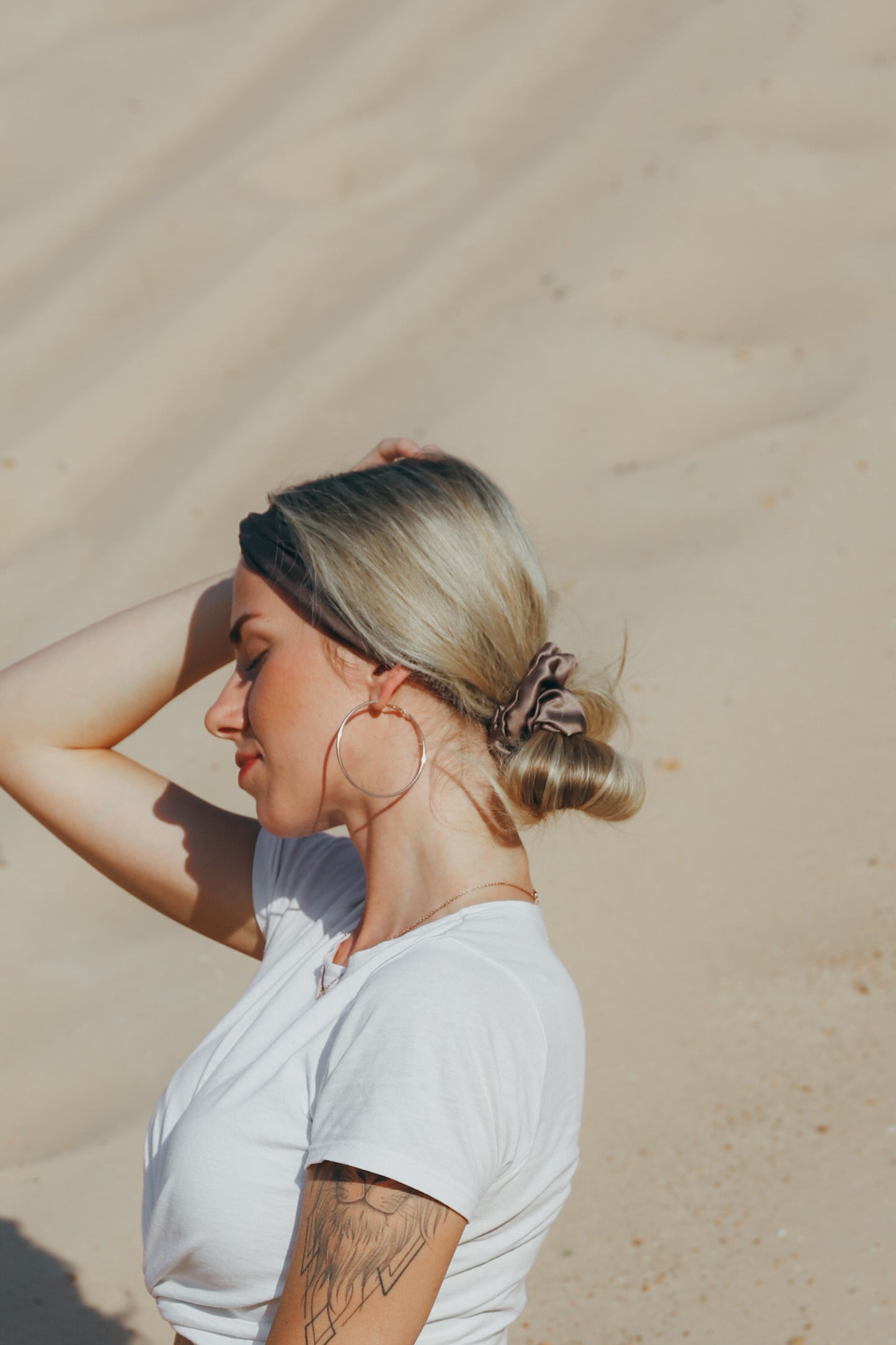 Sapņaina blonda meitene tuksnesī ar dabīgā zīda matu gumiju matos I Katrina Silks   