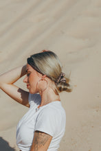 Load image into Gallery viewer, Sapņaina blonda meitene tuksnesī ar dabīgā zīda matu gumiju matos I Katrina Silks   

