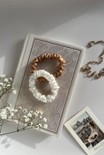 Laden Sie das Bild in den Galerie-Viewer, Set of 2 natural silk scrunchies - Golden Palm &amp; White Pearl I S size Scrunchies Katrina Silks   
