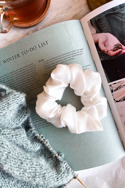 Natural silk scrunchie White Pearl