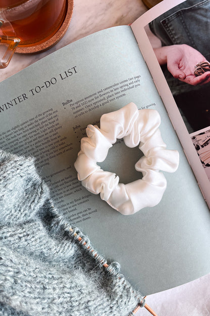 Natural silk scrunchie White Pearl