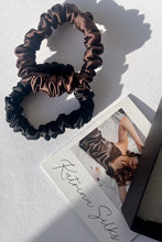 Load image into Gallery viewer, Zīda matu gumiju komplekts - 2 S izmēra matu gumijas Chocolate Brown &amp; Black Night
