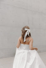 Load image into Gallery viewer, Naturall silk Bridal Hair Bow White Pearl

