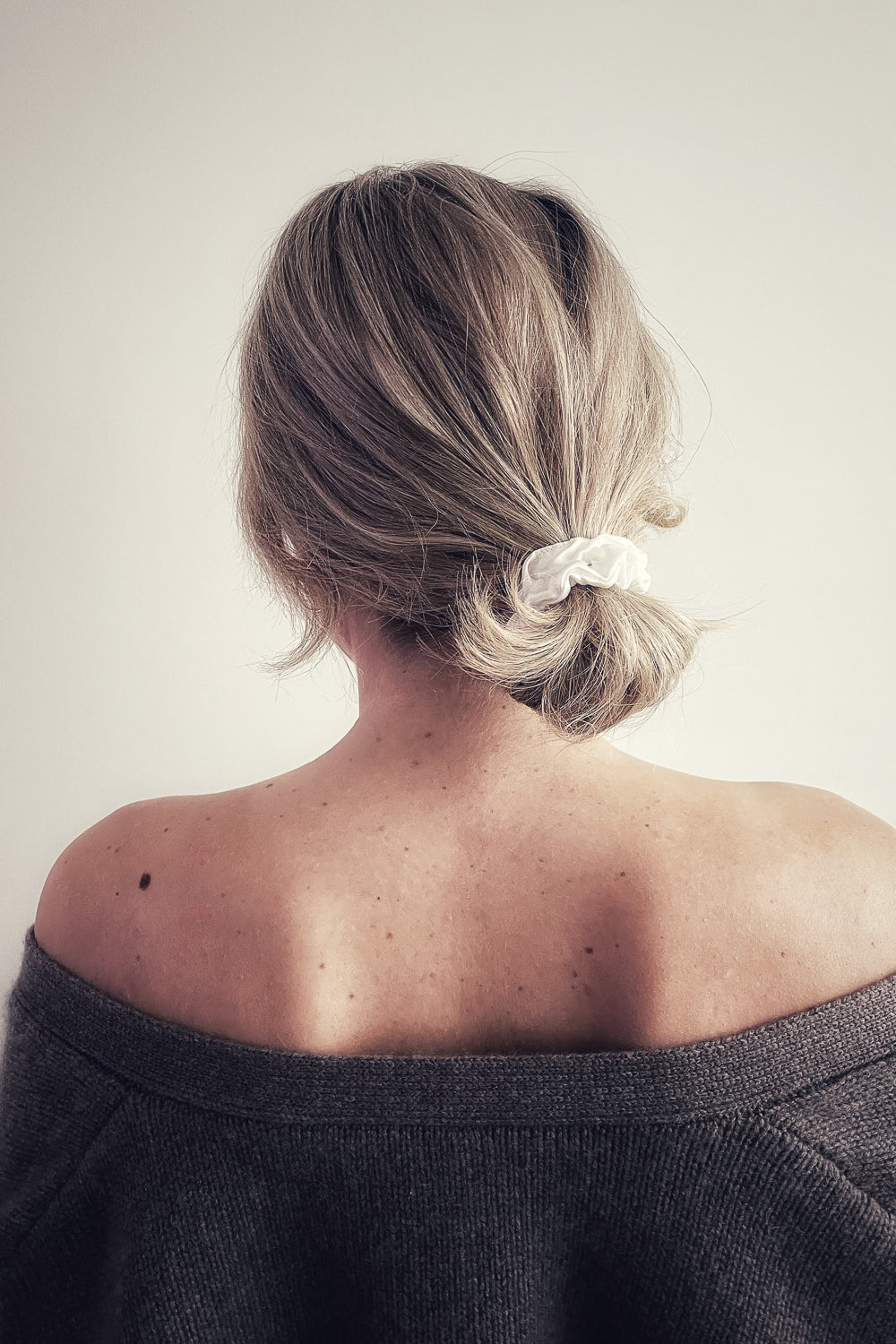 Natural silk scrunchie White Pearl