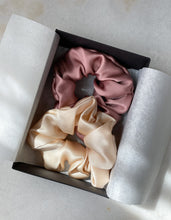 Laden Sie das Bild in den Galerie-Viewer, Set of 2 L size natural silk scrunchies - cappuccino beige &amp; powder rose  Katrina Silks   
