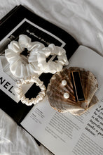 Laden Sie das Bild in den Galerie-Viewer, Set of 3 - natural silk scrunchie White Pearl  Katrina Silks   
