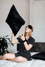 Laden Sie das Bild in den Galerie-Viewer, Natural silk pillowcase Black Night - PRE ORDER Pillowcases Katrina Silks   
